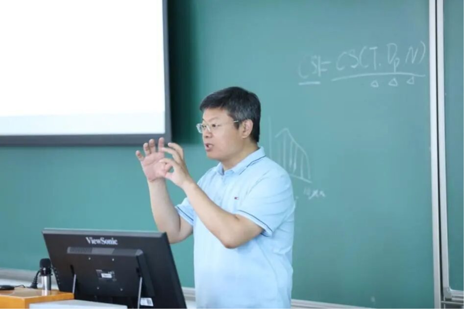动态新闻 | 坚持“手搓”，他拿下北大教学最高奖